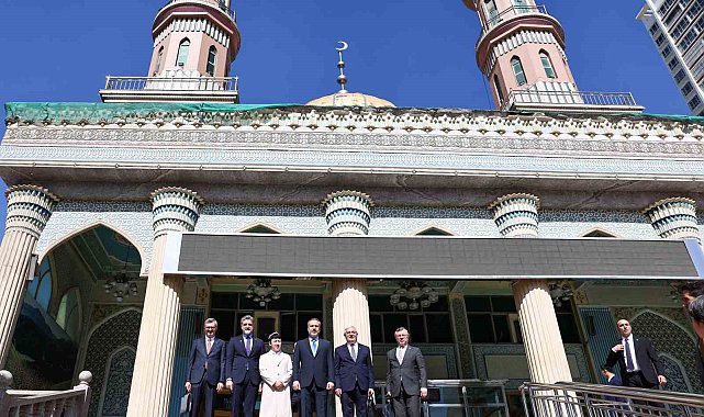 Bakan Fidan, Urumçi'de Yanghang Camii ziyaret etti ve çarşı gezdi