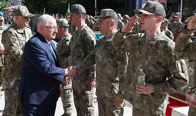 Bakan Güler, Hakkari'de Mehmetçikle bayramlaştı