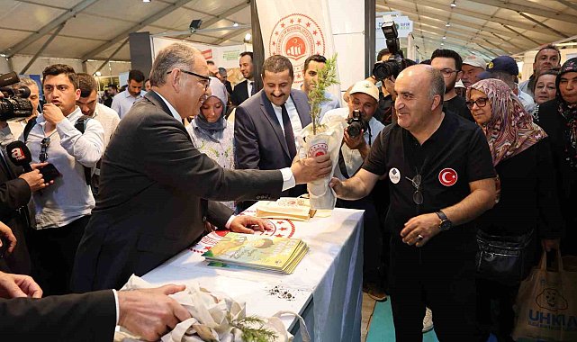 Bakan Özhaseki ÇEVREFEST'in 2'nci gününde stantları ziyaret etti