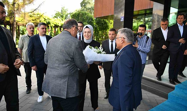 Bakan Özhaseki ve Başkan Büyükkılıç'tan büyükşehirde 'kentsel dönüşüm' zirvesi