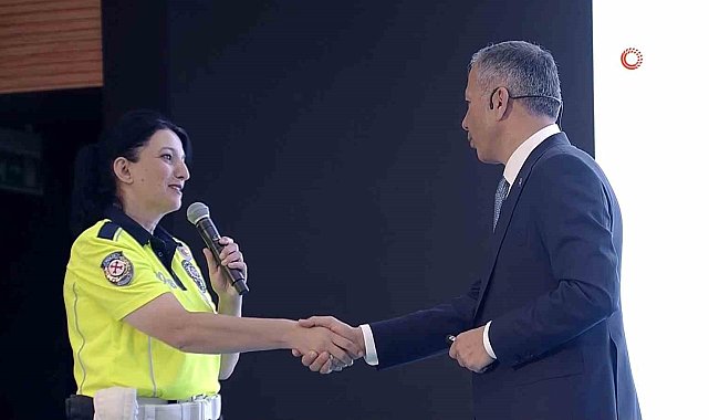 Bakan Yerlikaya Eskişehir'de yaptığı uyarı ile facianın önüne geçen polis Nihal Uzpeder'i tebrik etti