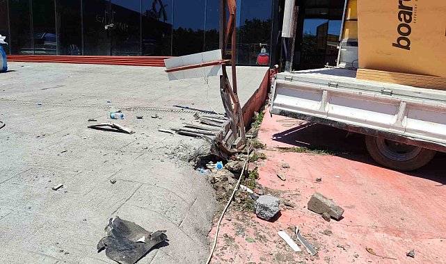 Bakırköy'de sürücüsünün kontrolünden çıkan otomobil gece kulübüne girdi