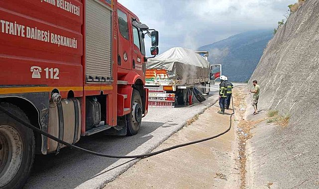 Balataları yanmaya başlayan tıra itfaiye ekipleri müdahale etti