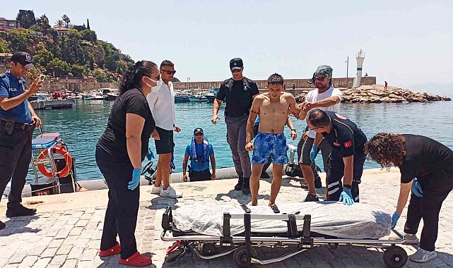 Balık tutarken kayalıklardan düşen genci deniz polisi kurtardı