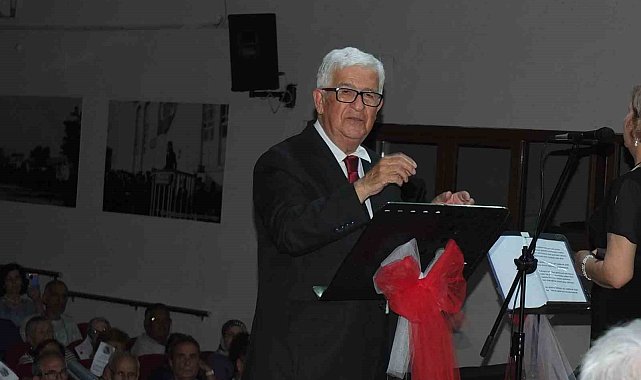 Balıkesir'de 80 yaşındaki emekli müsteşar koro şefliği yapıyor