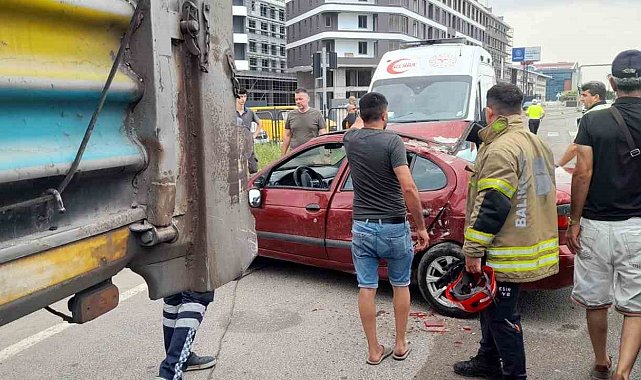 Bandırma'da feci kaza: Dorse ile otomobilin arasına sıkıştı