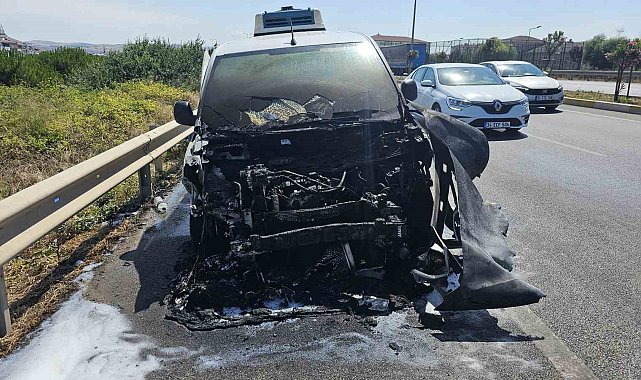 Bandırma'da seyir halindeki araç alev aldı