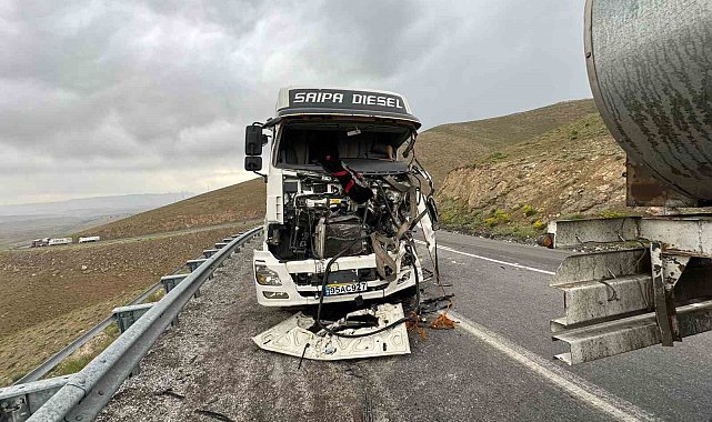 Başkale'de 2 tır kafa kafaya çarpıştı: 2 yaralı
