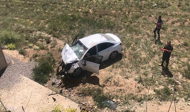 Başkale'de araç köprüden uçtu: 1 yaralı