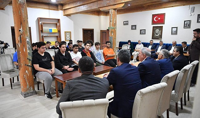 Başkan Büyükkılıç, Talas Gençlik Merkezi&#039;nde gençlerle bir araya geldi