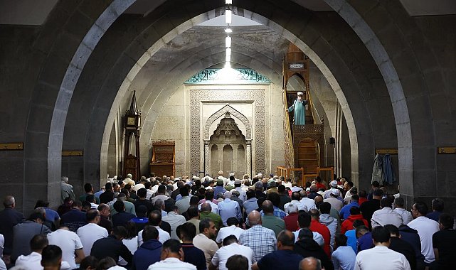 Başkan Büyükkılıç, vatandaşlarla bayramlaştı