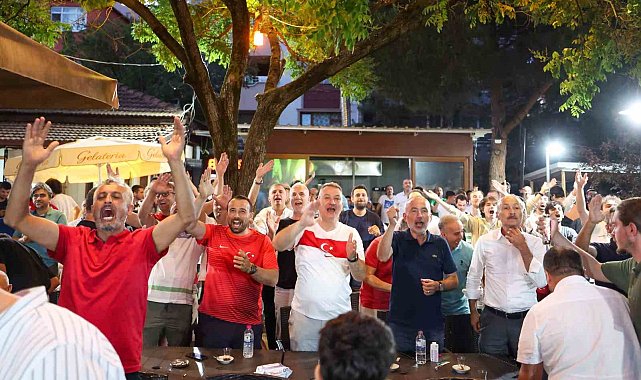 Başkan Çelik, milli maç heyecanını Serdivanlılarla birlikte yaşadı