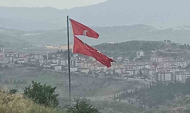 Başkan Çetinkaya'nın bayrak hassasiyeti