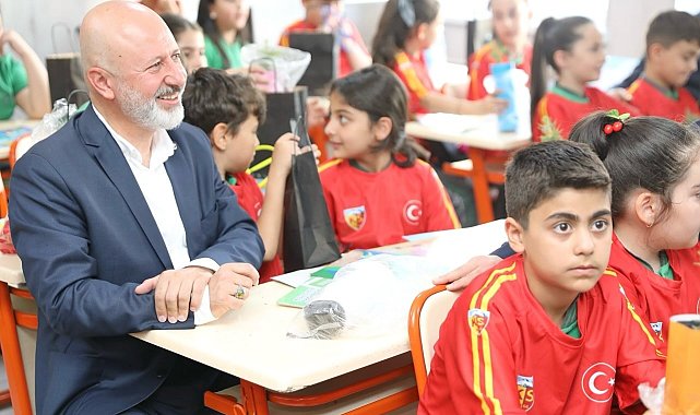 Başkan Çolakbayrakdar, karne sevinci yaşayan öğrencileri tebrik etti