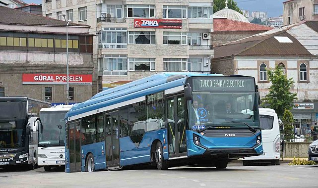 Başkan Genç, elektrikli otobüsü sürerek test etti