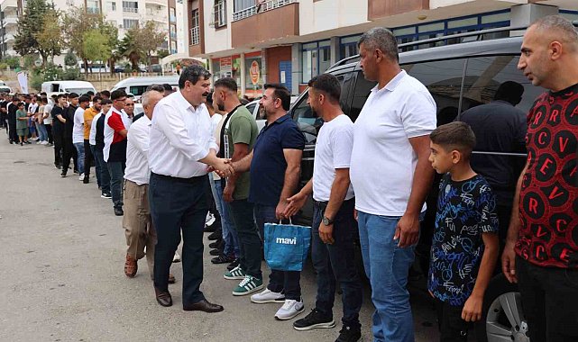 Başkan Yıldız, vatandaşlarla bayramlaştı, kurban kesim yerlerini ziyaret etti