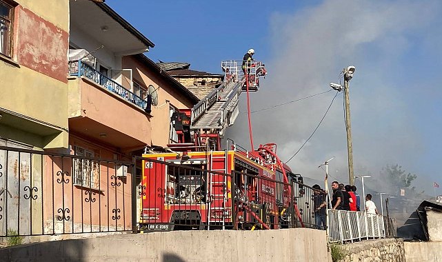 Bayburt'ta çıkan yangında 3 ev hasar gördü