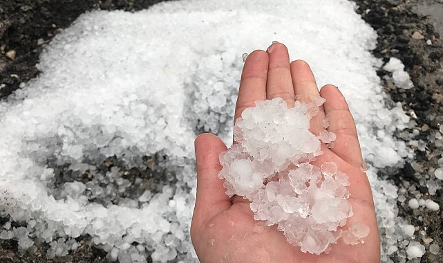 Bayburt'ta fındık büyüklüğünde dolu yağdı