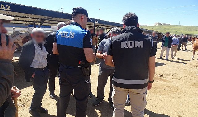 Bayburt'ta polis kurban pazarında sahte para uyarısında bulundu