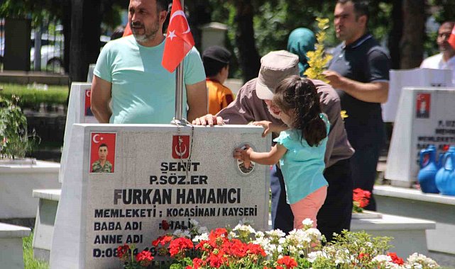 Bayram öncesi şehit aileleri soluğu şehitlikte aldı