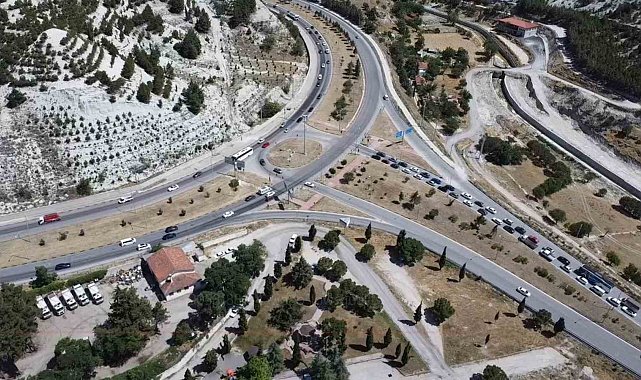 Bayram tatili sonrasında Antalya ve Fethiye yollarının bağlantı noktası olan Burdur'da trafik yoğunluğu oluştu