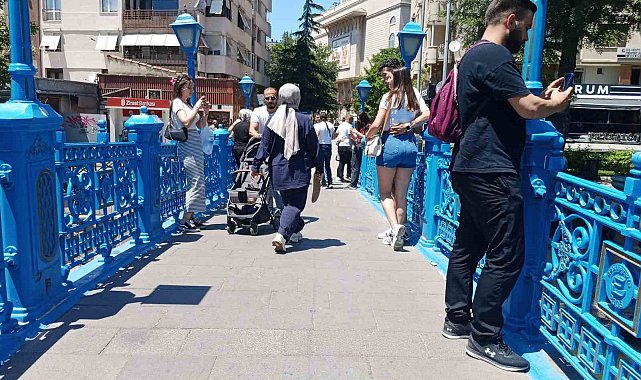 Bayram tatilini fırsat bilen vatandaşlar çarşıya akın etti