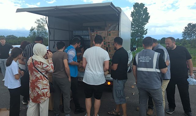 Bayram trafiğinde kalanlara su ve yiyecek ikramı büyükşehirden