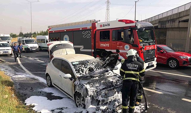Bayram ziyareti için yola çıktığı araç alev aldı