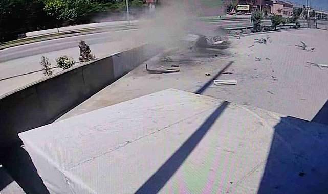 Bayramın ilk günü misafirliğe giden ailenin otomobili duvara çarparak alev aldı: 3 yaralı