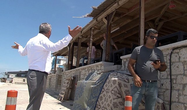Belediye başkanı sahilde denetime çıktı, kurallara uymayan esnafa çok kızdı