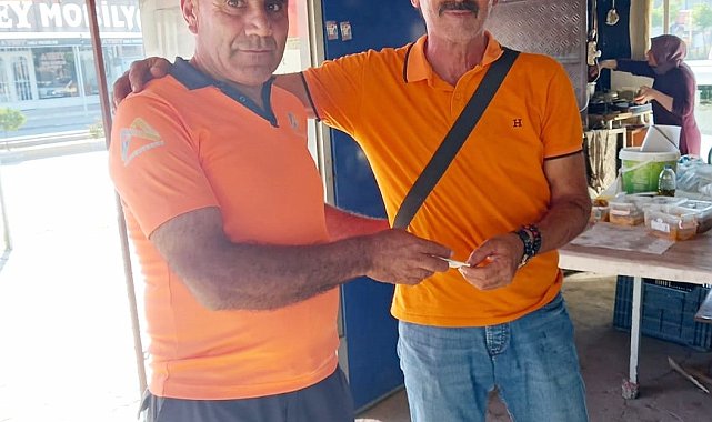 Belediye işçisi bulduğu parayı sahibine teslim etti
