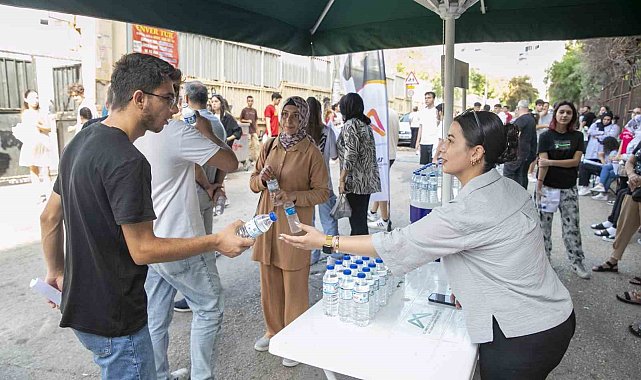 Belediyeden sınav günü öğrenci ve velilere su desteği