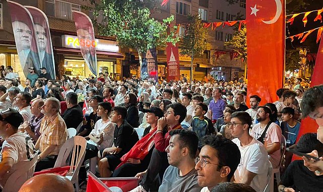 Beyoğlu'nda milli maç heyecanı dev ekrandan izlendi