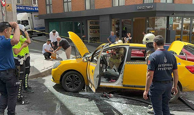 Beyoğlu'nda seyir halindeki takside yangın çıktı
