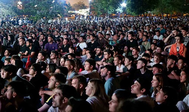 Binlerce kişi milli maçta gol anında sevinç çığlıklarına boğuldu