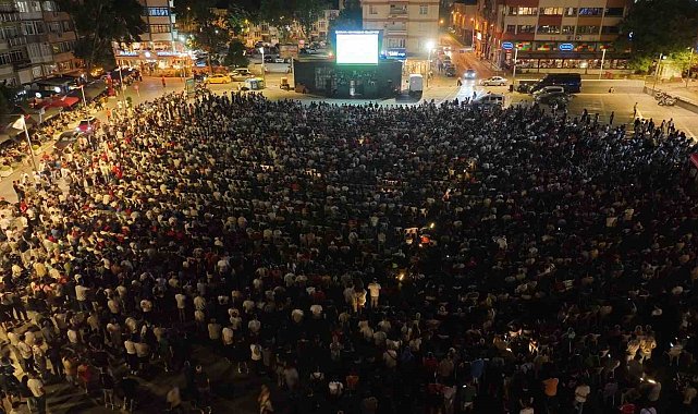 Binlerce kişi tek yürek olup maçı dev ekranda izledi