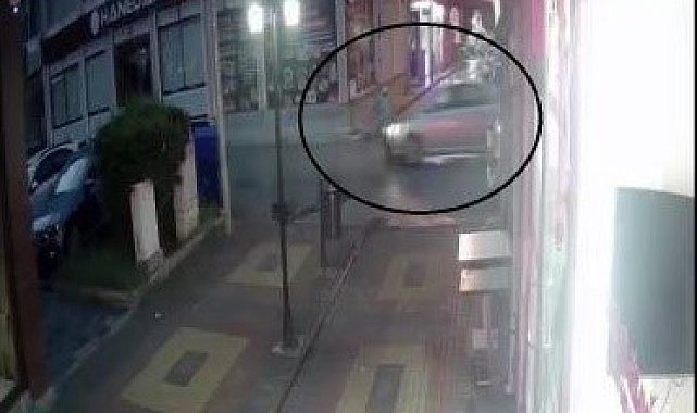 Bisikletiyle aniden yola çıkan çocuğa otomobil çarptı... O anlar kamerada