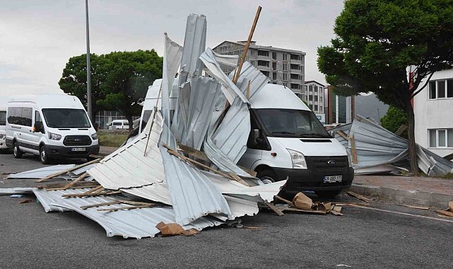 Bitlis'te şiddetli rüzgar çatıları uçurdu