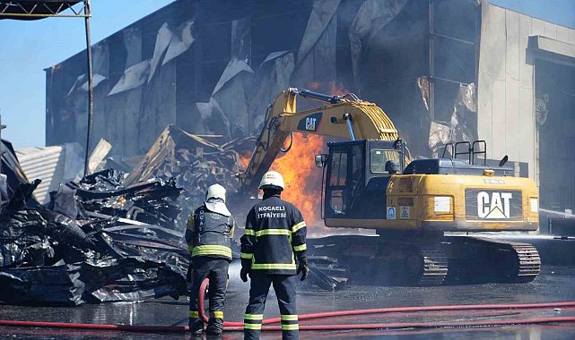 Boya fabrikasında çıkan yangında ev ve araçlar küle döndü