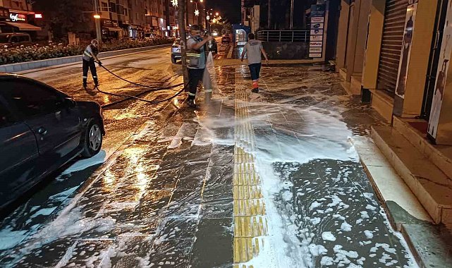 Bozüyük'te ana cadde kaldırımları köpüklü yıkama ile temizleniyor