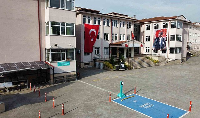 Bu okul enerjisini güneşten alıyor