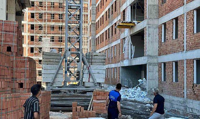 Bugün de sınav saatinde inşaatta çalıştılar