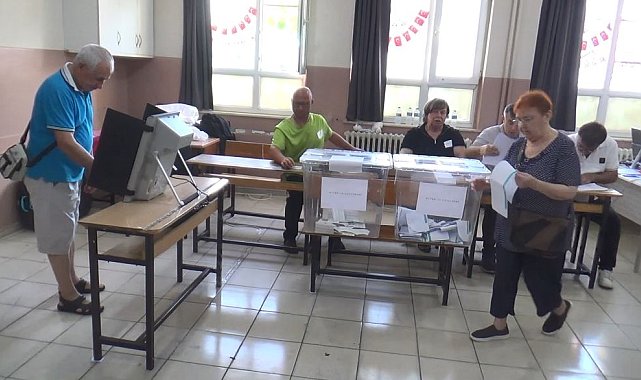 Bulgaristan seçimleri için elektronik cihazla oylar atılıyor
