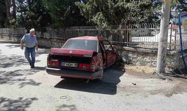 Burdur'da kavşağa kontrolsüz giren otomobil ile minibüs çarpıştı, 1 yaralı