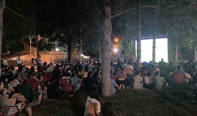 Burdur'da parkta dev ekrandan izlenen milli maçın ardından Burdurlular galibiyeti coşku ile kutladı