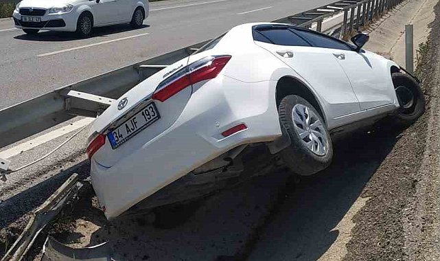 Bursa-Balıkesir karayolunda otomobil refüje çarptı: 2 yaralı