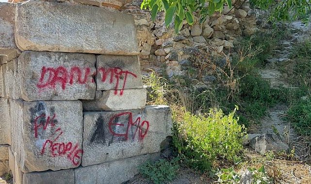 Bursa'da 2 bin yıllık tarihi surlara sprey boya ile yazı yazdılar