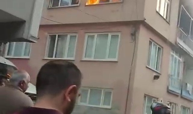Bursa'da 3 katlı binanın en üst katı alev alev yandı