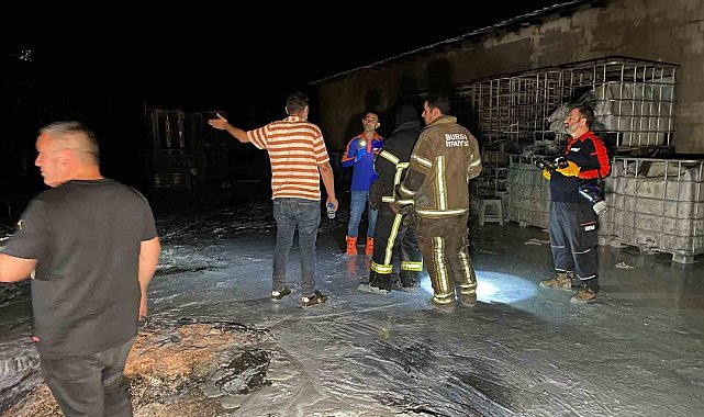 Bursa'da boya fabrikasındaki yangın söndürüldü, 3 kişi kimyasaldan etkilendi