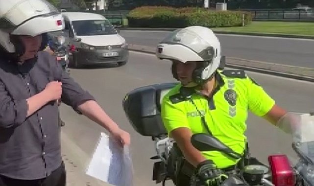 Bursa'da geç kalan öğrencileri yine motosikletli polisler yetiştirdi